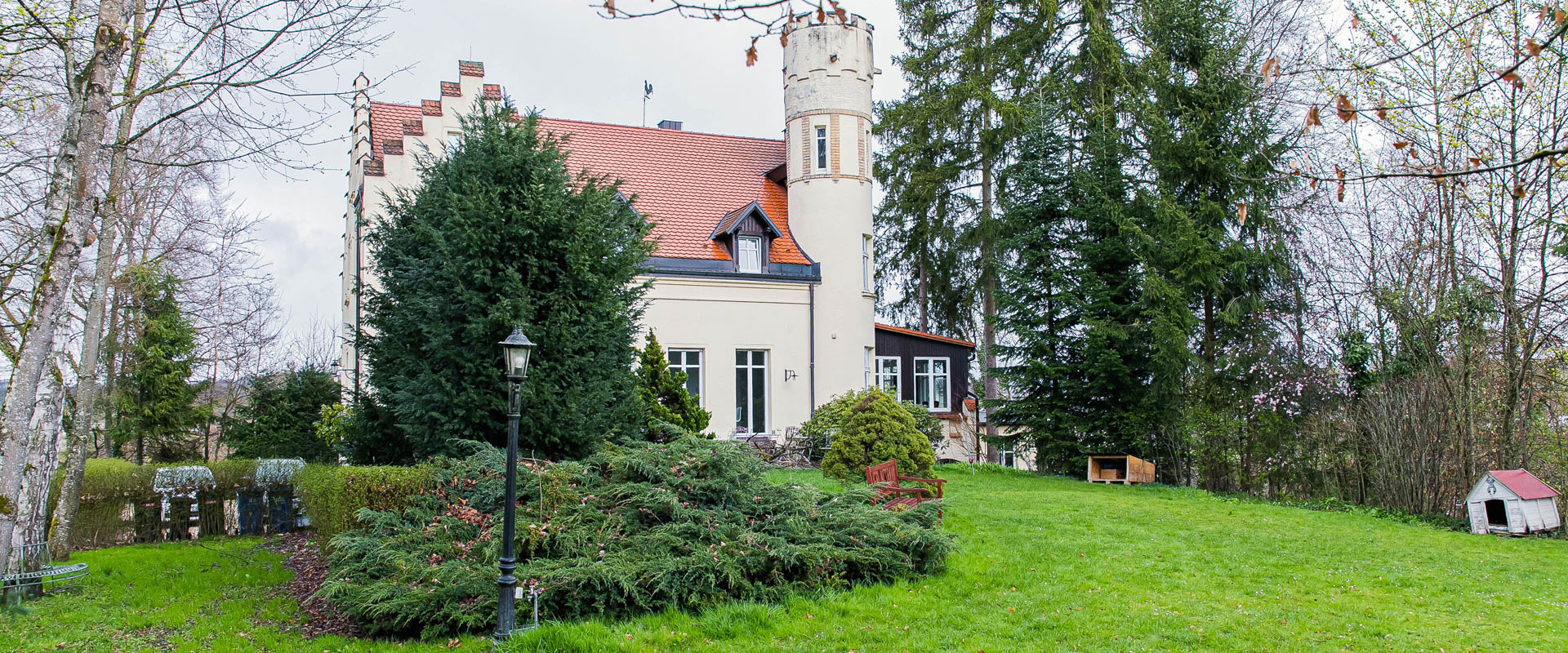 Lassen Sie sich< br/> im gepflegten< br/> Jugendstilambiente< br/> verwöhnen!